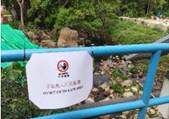 A sign on a blue railing

AI-generated content may be incorrect.